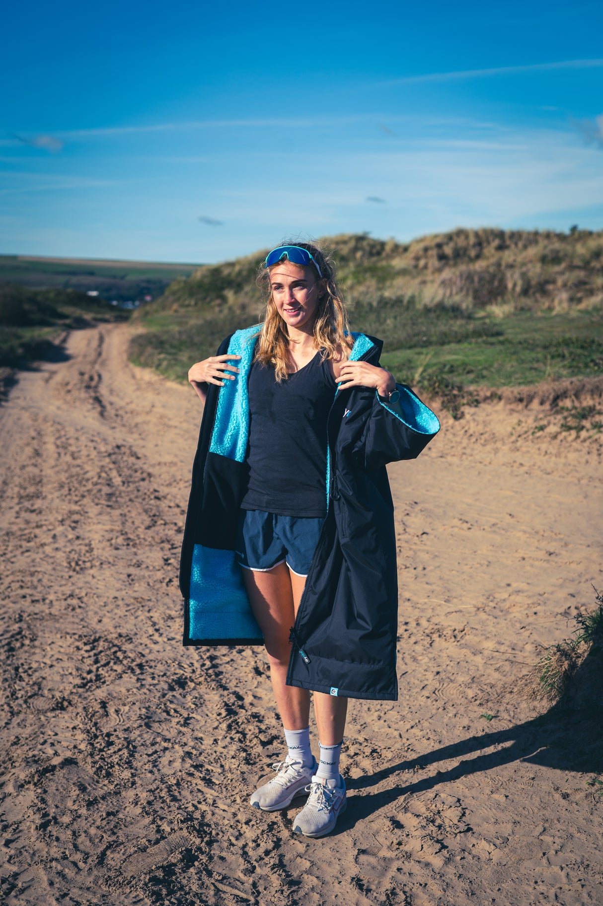 dryrobe Advance Short Sleeve | Black/Blue