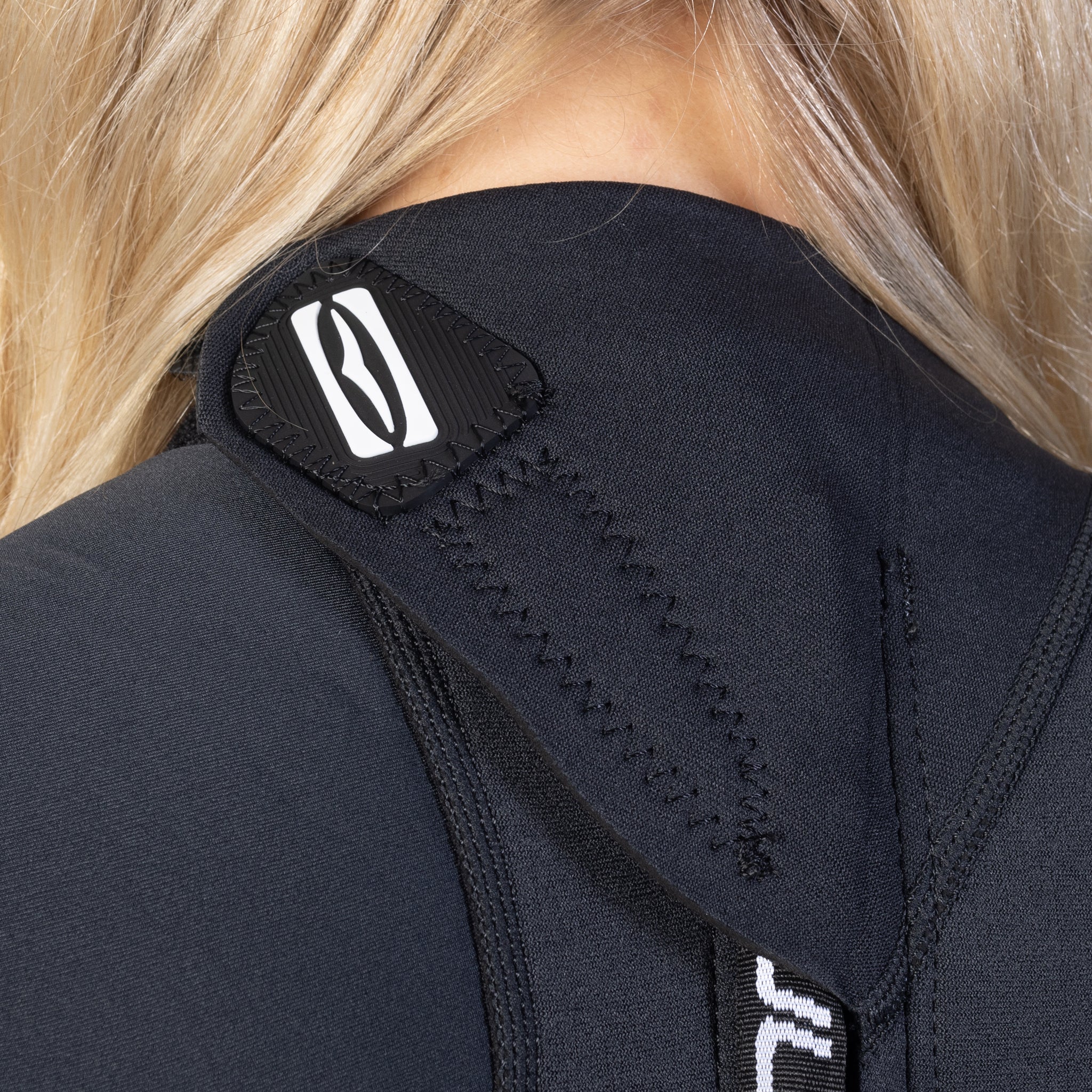 Gul Response 3/2mm Women's Long Sleeve Spring Wetsuit | Rear Zip neck detail