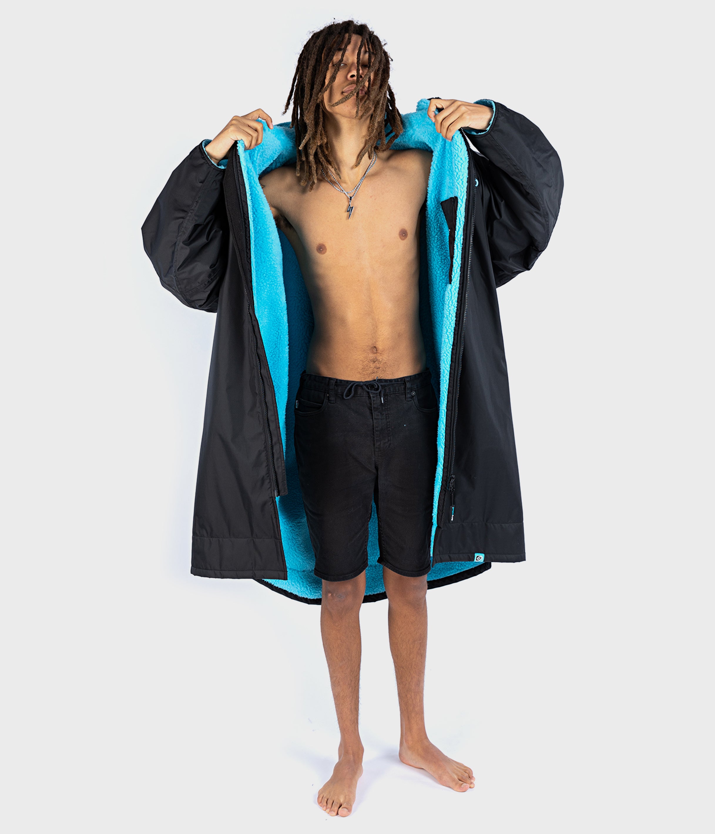 dryrobe Advance Long Sleeve | Black/Blue modelled