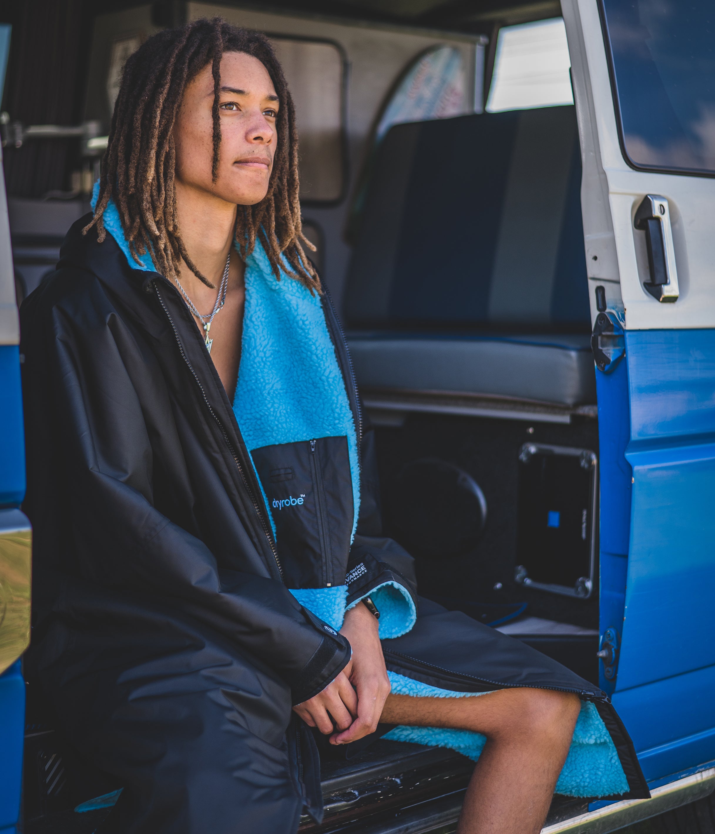 dryrobe Advance Long Sleeve | Black/Blue van life