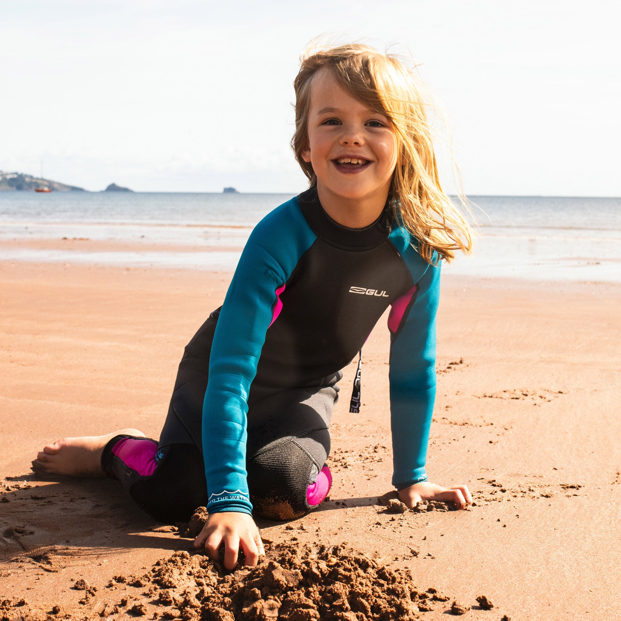 Gul Response 3/2mm Junior Wetsuit - Jet Teal - Lifestyle playing on the sand